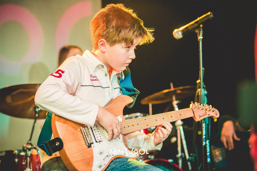 Обучение детей игре на гитаре